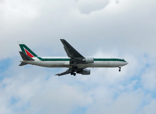 Alitalia boeing 767 dlouhého dosahu proudové letadlo — Stock fotografie