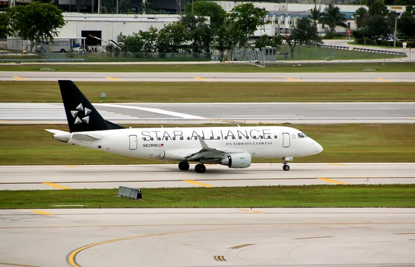 US Airways Embraer ERJ-170 jetliner — Stock Photo, Image