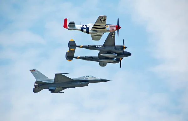 Desfile militar saúda pilotos da guerra mundial — Fotografia de Stock