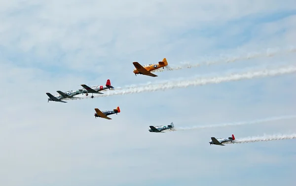 Militärparad hälsar världskriget piloter — Stockfoto