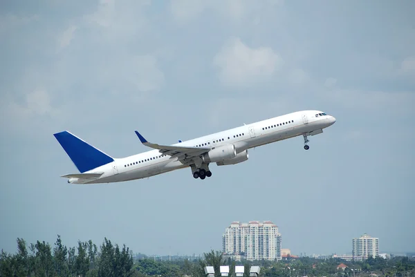 Avión a reacción despegando — Foto de Stock