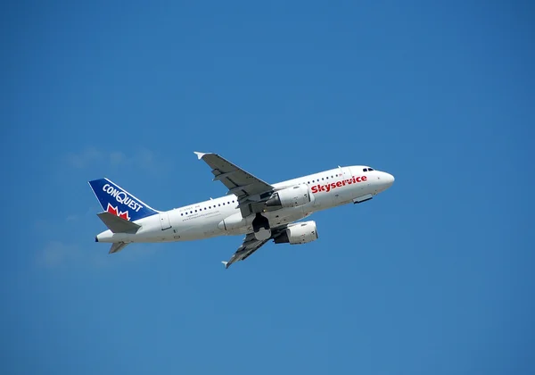 Skyservice 公司加拿大客机 — 图库照片