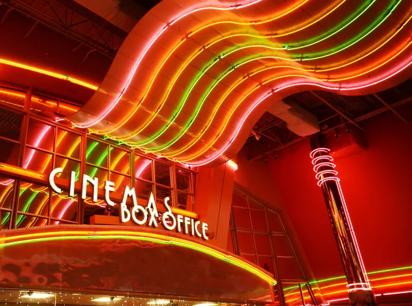Sinal de néon no cinema — Fotografia de Stock