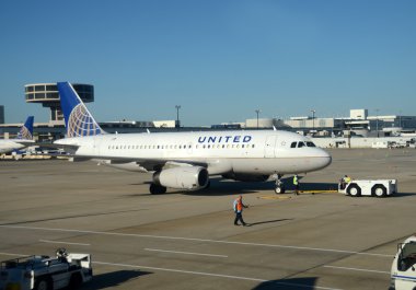 United airlines terminalinde jet yolcu