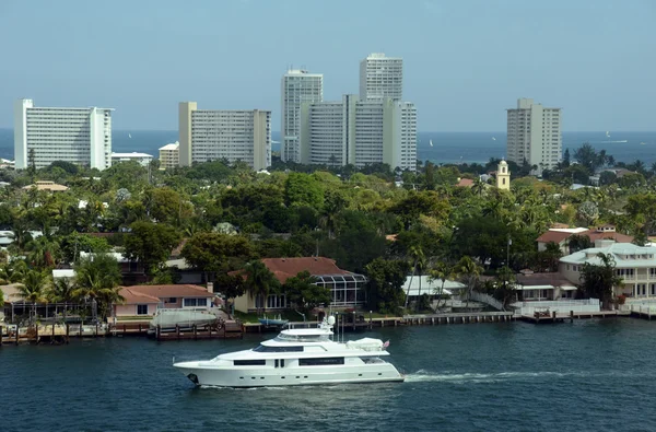 Bateau dans les voies navigables du Fort Lauderdale — Photo