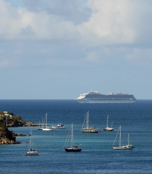 Пассажирский океанский лайнер приближается к острову — стоковое фото