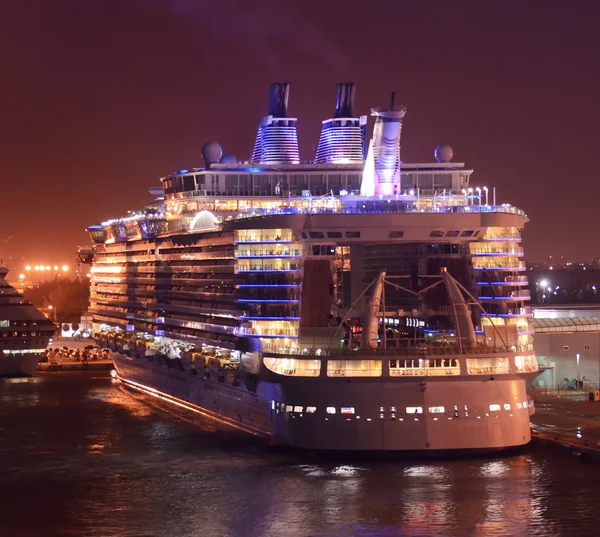 Ocean liner at night — Stock Photo, Image