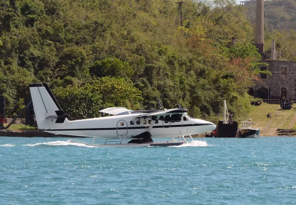 Seaplane плавает в воде — стоковое фото