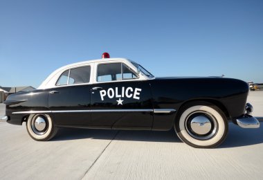 Eski polis arabası.