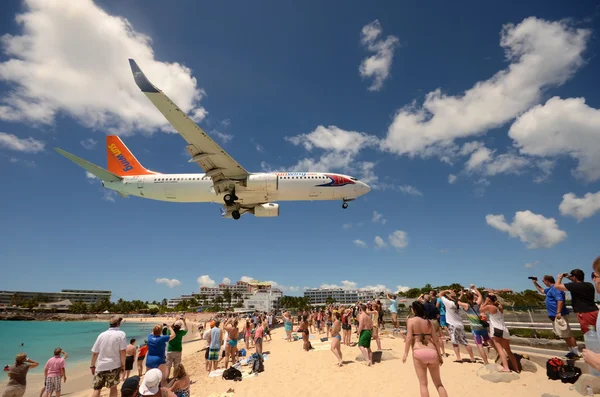 Aviões pousando sobre Maho Beach, ST Maarten — Fotografia de Stock