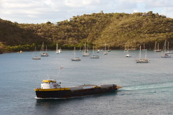 Frachtschiff nahe Karibik-Insel — Stockfoto