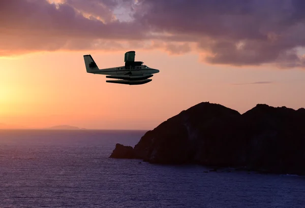 Seaplane over exotic island — Stock Photo, Image