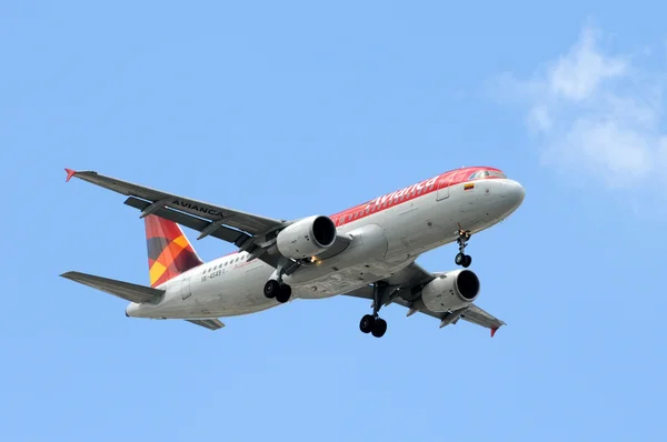 Avião a jato de passageiros chega a Miami — Fotografia de Stock