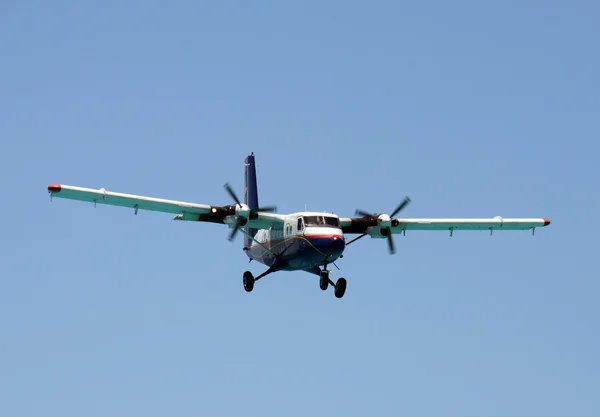 Turboprop airplane approaching — Stock Photo, Image