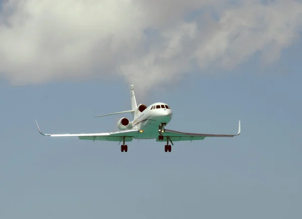 Modern corporate jet landing — Stock Photo, Image