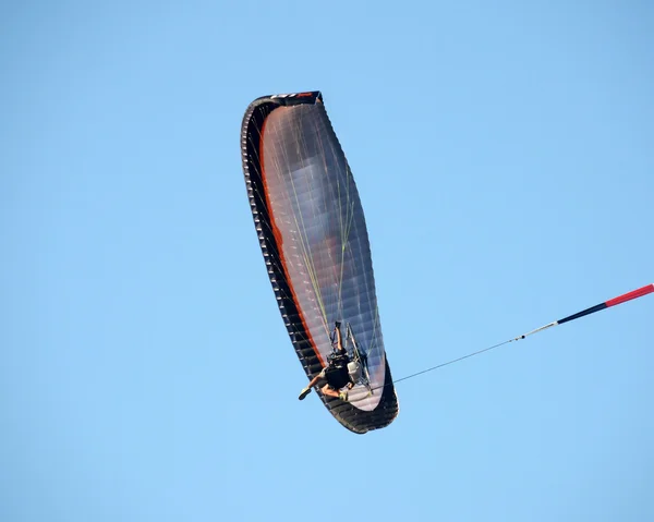 从下面的滑翔伞 — 图库照片
