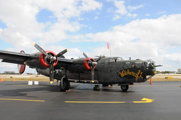 2009年2月7日 第二次世界大戦中 24リベレーター爆撃機がフロリダ州フォートローダーデールに現れる 世界で2機のB 24だけが飛行中です — ストック写真