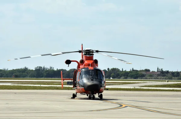 Helicóptero Guarda Costeira Dos Eua Descansando Entre Missões Vista Frontal — Fotografia de Stock