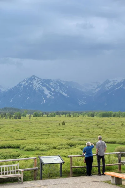 退休夫妇轻松地前往怀俄明州的赠款亭 — 图库照片