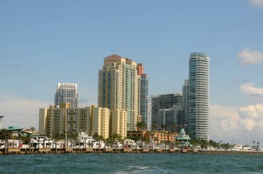 Liman binaları ve Florida, Miami plajından ufuk çizgisi