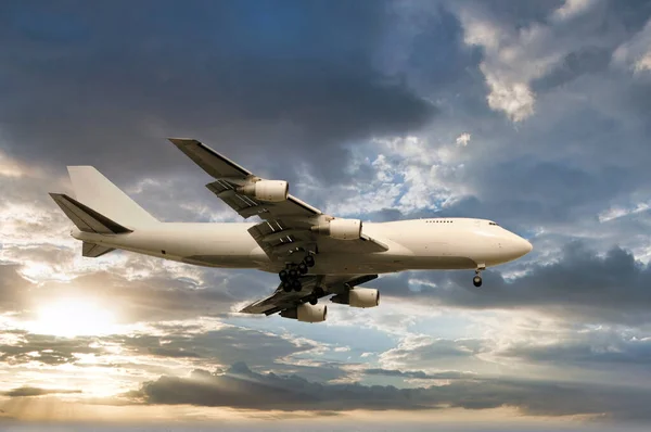 Samolot Jumbo Ląduje Zmierzchu — Zdjęcie stockowe