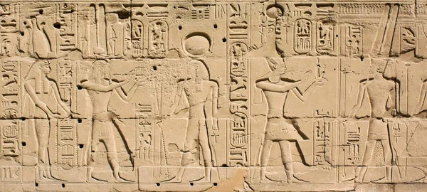 Karnak Templom Komplexum Luxorban Egyiptomban Ősi Megkönnyebbülés Hieroglifákkal Egyiptomi Istenekkel — Stock Fotó