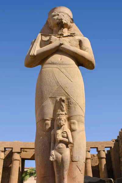 Tempelkomplex Karnak Luxor Ägypten Statue Des Pharaos Ramses Mit Seiner — Stockfoto