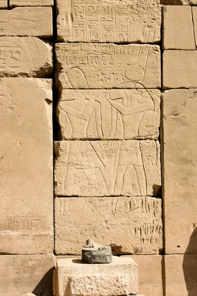 Karnak Templom Komplexum Luxorban Egyiptomban Ősi Megkönnyebbülés Hieroglifákkal Fáraóval Sólyom — Stock Fotó