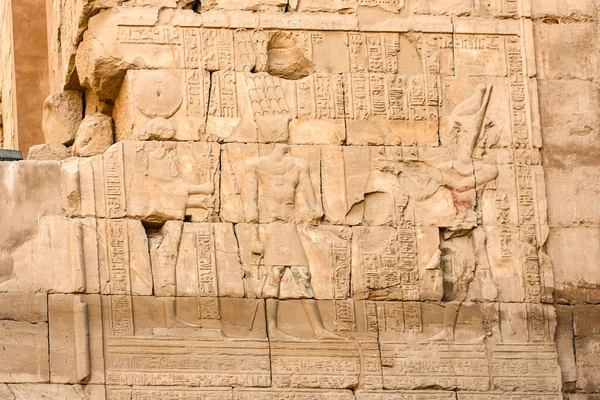 Karnak Templom Komplexum Luxorban Egyiptomban Ősi Dombormű Hieroglifákkal Falon Fáraóval — Stock Fotó
