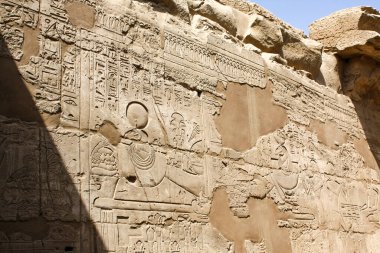 Mısır, Lüksör 'deki Karnak tapınağı kompleksi. Eski tapınağın kalıntıları, hiyerogliflerle örülü bir duvar..
