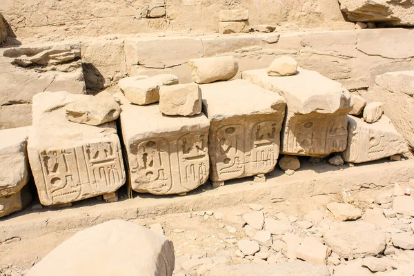 Храм Карнак Луксоре Египет Древние Камни Иероглифами Именем Фараона — стоковое фото