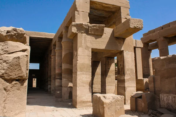 Mısır, Lüksör 'deki Karnak tapınağı kompleksi. Eski tapınağın kalıntıları..