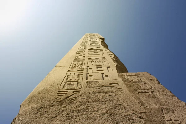Complexo Templo Karnak Luxor Egito Estela Antiga Com Hieróglifos Céu — Fotografia de Stock