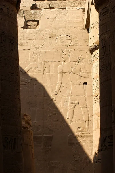 Karnak Templom Komplexum Luxorban Egyiptomban Ősi Dombormű Hieroglifákkal Fáraóval Istenekkel — Stock Fotó