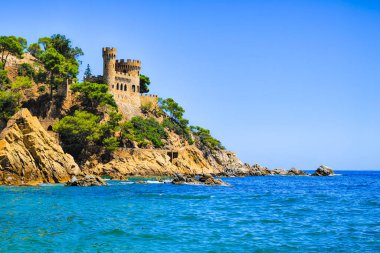 Lloret de Mar, Costa Bravo. Güneşli bir günde deniz, kayalar ve şatonun manzarası. Katalonya, İspanya.