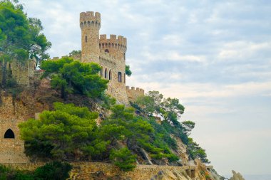 Lloret de Mar, Costa Bravo. Bulutlu bir günde uçurumun kenarında bir kale. Katalonya, İspanya.