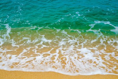 Dalga kumlu kıyıya yuvarlanıyor. Akdeniz, Costa brava.