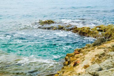 Lloret de Mar, Costa Brava 'daki şehir plajı yakınlarındaki Rocky sahili. Dinlenme konsepti.