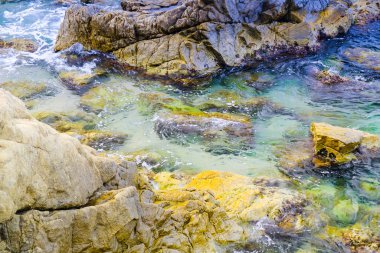 Lloret de Mar, Costa Brava 'daki Rocky sahili. Dinlenme konsepti.