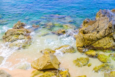 İspanya, Lloret de Mar 'da Akdeniz Kayaları bulutlu havada.
