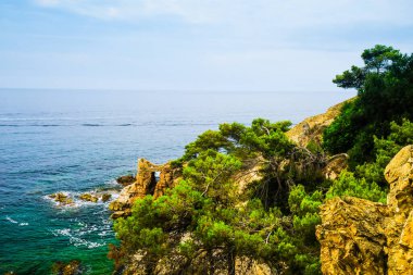 Kosta Brava, Lloret de Mar 'daki Akdeniz kayalarının manzarası.