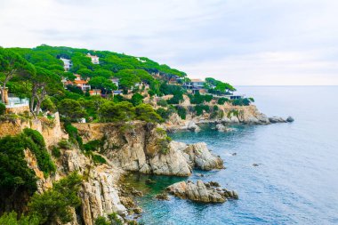 İspanya 'nın Kosta Brava kentinde bulutlu havayla Lloret de Mar ve Akdeniz manzarası.
