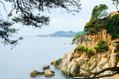 Akdeniz Koyu 'nun Lloret de Mar, Costa Brava' daki bulutlu havası..