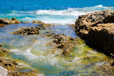Lloret de Mar, Costa Brava 'daki şehir plajı yakınlarındaki Rocky sahili. Dinlenme kavramı.