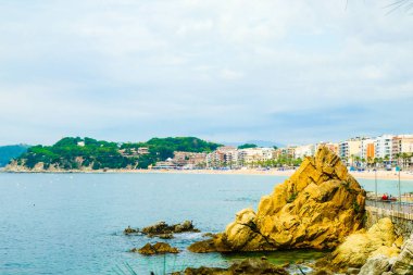 Costa Brava, Lloret de Mar 'da bulutlu havada şehir plajına yakın bir yerde. Dinlenme kavramı.