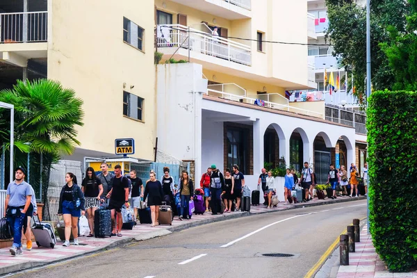 Lloret Mar Espanha Julho 2021 Grupo Turistas Descansados Bronzeados Sai — Fotografia de Stock