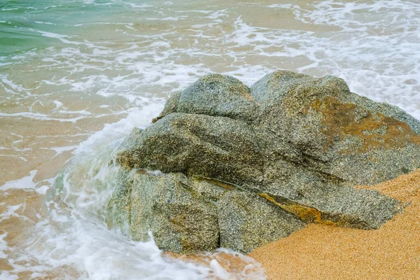 Lloret de Mar sahilindeki kaya, Costa Brava, İspanya.
