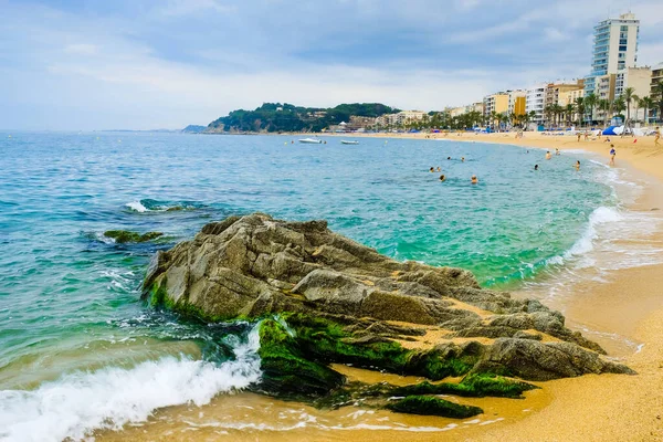 LLORET DE MAR, İSPAN - 29 Temmuz 2019: Costa Brava 'da hava bulutlu ve boş plaj. Geri kalanının kavramı.