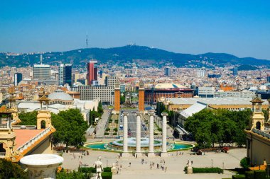 Barselona 'da. Ulusal Müze 'den çeşmeli bir şehrin panoramik manzarası, İspanya.