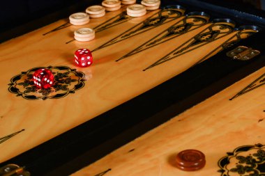 Tahtayla tavla oyunu, parçalar ve kırmızı şeffaf zarlar.